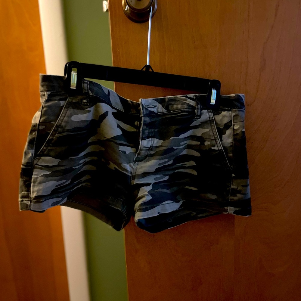 Express camo army shorts